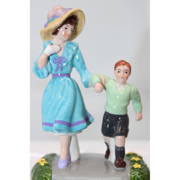 Dept 56 Snow Village - Dressed in our Easter Best, Set of 2 - Picture 5 of 6